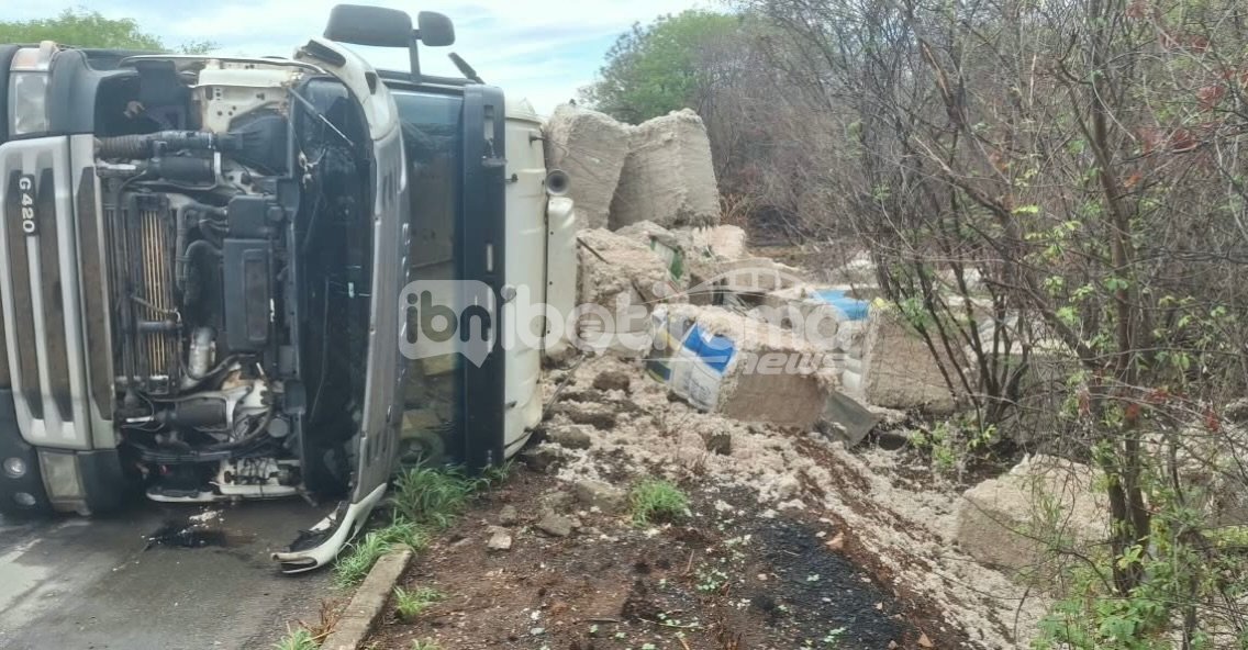 URGENTE: CARRETA TOMBA NA BR-242, NO TRECHO DE MUQUÉM DO SÃO FRANCISCO