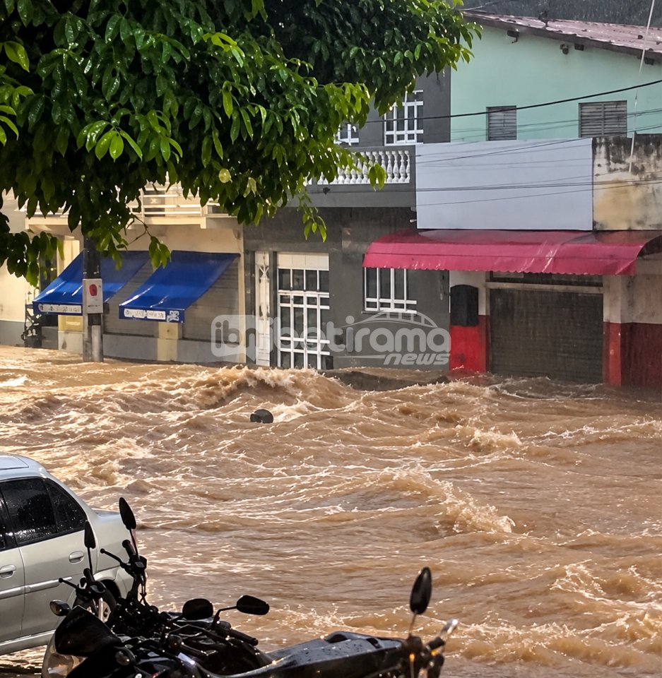 Chuva forte transforma ruas em pontos de alagamento e causa transtornos em Macaúbas
