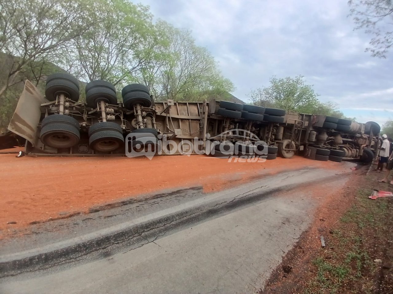 Carreta tomba na BR-242, bloqueia rodovia e deixa trânsito comprometido próximo a Ibotirama
